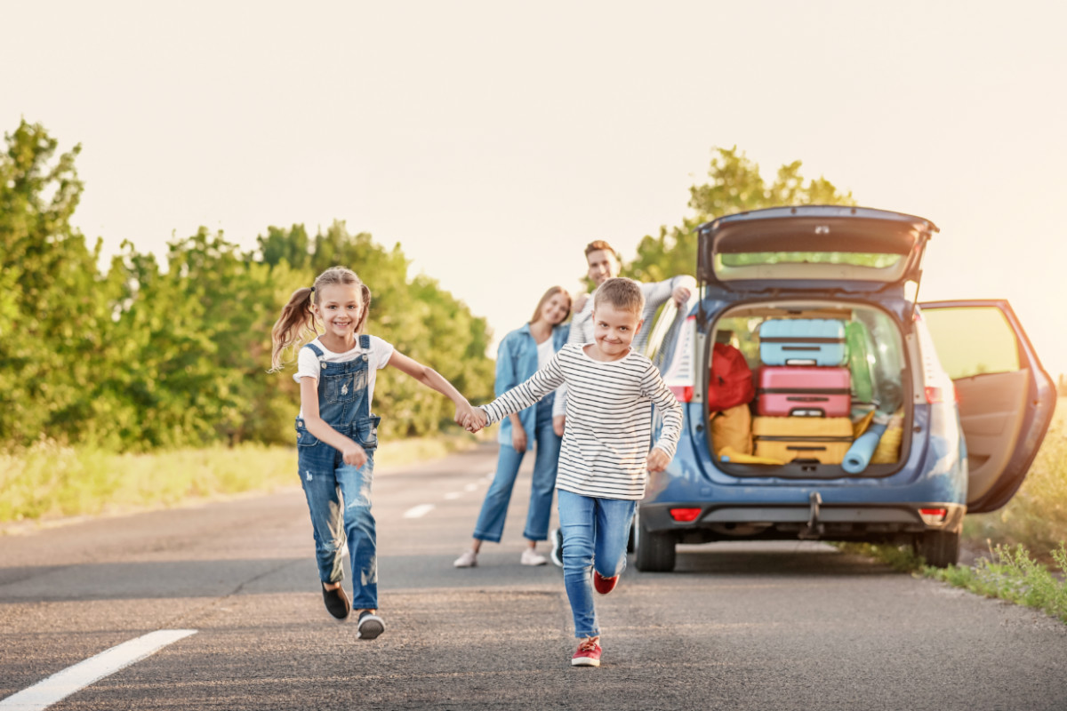 Osvědčené rady a tipy pro minimalizaci nevolnosti v autě u dětí.