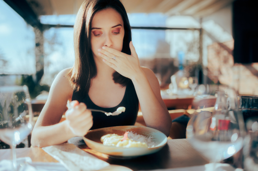 Máte pocit na zvracení po jídle? Přečtěte si nejčastější příčiny.
